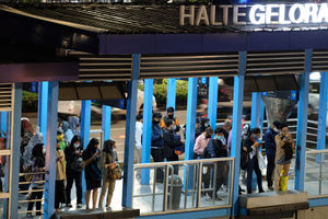 <p>Warga menunggu bus transjakarta di halte Gelora Bung Karno, Sudirman, Jakarta, Selasa, 14 Juli 2020. Dalam sepekan terakhir terjadi lonjakan kasus signifikan di Jakarta. Terhitung 7 sampai 14 Juli, tambahan kasus positif Covid-19 sebanyak 2.388 orang atau rata-rata hampir 300 orang per hari. Pengamat kebijakan publik Trubus Rahadiansyah mengatakan lonjakan kasus di Jakarta terjadi lantaran kebijakan PSBB transisi yang tak jelas. Akibatnya, masyarakat menjadi abai dengan protokol kesehatan pencegahan Covid-19. Foto: ismail Pohan/TrenAsia</p>
