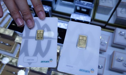 <p>Pramuniaga menunjukkan emas batangan di Cikini Gold Center, Jakarta, Rabu (8/4/2020). Harga emas 24 karat keluaran Logam Mulia PT Aneka Tambang Tbk (ANTM) turun Rp 17.000 per gram pada Rabu (8/4) berada di posisi Rp 946.000 per 1 Gram, setelah tembus rekor tertinggi sepanjang sejarah pada harga Rp 963.000 per 1 Gram pada Selasa (7/4). Foto: Ismail Pohan/TrenAsia</p>

