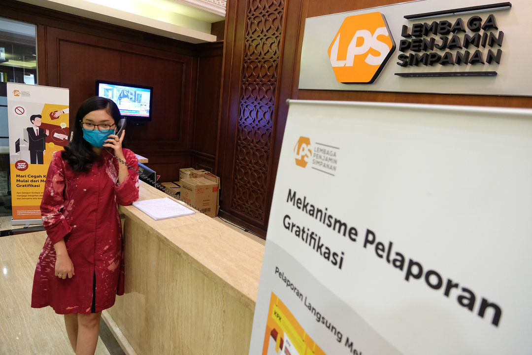 <p>Karyawan beraktivitas didekat logo Lembaga Penjamin Simpanan (LPS) di Jakarta, Jum&#8217;at, 10 Juli 2020.  Lembaga Penjamin Simpanan (LPS) diberikan kewenangan tambahan berupa penyelamatan bank sakit dan penempatan dana pada bank yang kesulitan likuiditas selama pandemi Covid-19. Penempatan dana oleh LPS tersebut bertujuan untuk mengelola dan/atau meningkatkan likuiditas LPS, serta mengantisipasi dan/atau melakukan penanganan stabilitas permasalahan sistem keuangan yang dapat menyebabkan kegagalan bank. Kewenangan tersebut diatur dalam Peraturan Pemerintah No.33/2020 yang mengatur mengenai Pelaksanaan Kewenangan LPS. Foto: Ismail Pohan/TrenAsia</p>
