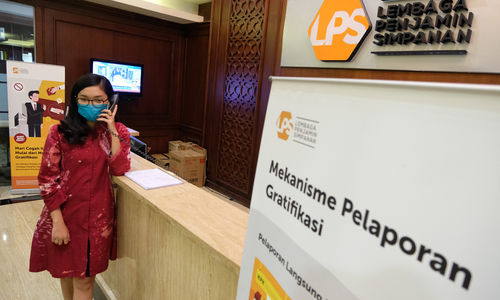 <p>Karyawan beraktivitas didekat logo Lembaga Penjamin Simpanan (LPS) di Jakarta, Jum&#8217;at, 10 Juli 2020.  Lembaga Penjamin Simpanan (LPS) diberikan kewenangan tambahan berupa penyelamatan bank sakit dan penempatan dana pada bank yang kesulitan likuiditas selama pandemi Covid-19. Penempatan dana oleh LPS tersebut bertujuan untuk mengelola dan/atau meningkatkan likuiditas LPS, serta mengantisipasi dan/atau melakukan penanganan stabilitas permasalahan sistem keuangan yang dapat menyebabkan kegagalan bank. Kewenangan tersebut diatur dalam Peraturan Pemerintah No.33/2020 yang mengatur mengenai Pelaksanaan Kewenangan LPS. Foto: Ismail Pohan/TrenAsia</p>
