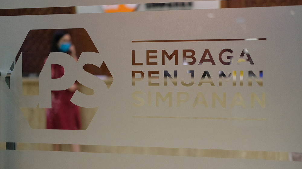 <p>Karyawan beraktivitas didekat logo Lembaga Penjamin Simpanan (LPS) di Jakarta, Jum’at, 10 Juli 2020.  Lembaga Penjamin Simpanan (LPS) diberikan kewenangan tambahan berupa penyelamatan bank sakit dan penempatan dana pada bank yang kesulitan likuiditas selama pandemi Covid-19. Penempatan dana oleh LPS tersebut bertujuan untuk mengelola dan/atau meningkatkan likuiditas LPS, serta mengantisipasi dan/atau melakukan penanganan stabilitas permasalahan sistem keuangan yang dapat menyebabkan kegagalan bank. Kewenangan tersebut diatur dalam Peraturan Pemerintah No.33/2020 yang mengatur mengenai Pelaksanaan Kewenangan LPS. Foto: Ismail Pohan/TrenAsia</p>
