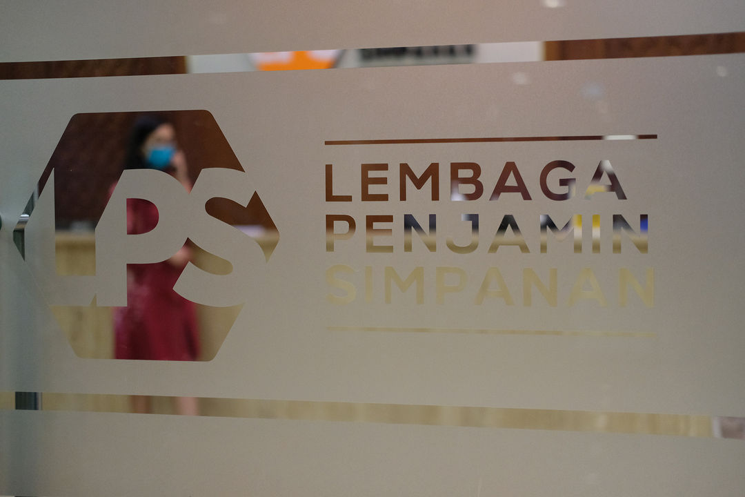 <p>Karyawan beraktivitas didekat logo Lembaga Penjamin Simpanan (LPS) di Jakarta, Jum&#8217;at, 10 Juli 2020.  Lembaga Penjamin Simpanan (LPS) diberikan kewenangan tambahan berupa penyelamatan bank sakit dan penempatan dana pada bank yang kesulitan likuiditas selama pandemi Covid-19. Penempatan dana oleh LPS tersebut bertujuan untuk mengelola dan/atau meningkatkan likuiditas LPS, serta mengantisipasi dan/atau melakukan penanganan stabilitas permasalahan sistem keuangan yang dapat menyebabkan kegagalan bank. Kewenangan tersebut diatur dalam Peraturan Pemerintah No.33/2020 yang mengatur mengenai Pelaksanaan Kewenangan LPS. Foto: Ismail Pohan/TrenAsia</p>
