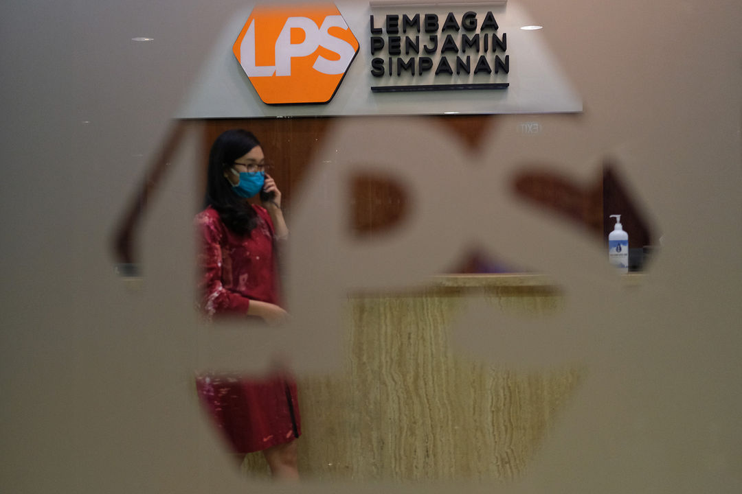 <p>Karyawan beraktivitas didekat logo Lembaga Penjamin Simpanan (LPS) di Jakarta, Jum&#8217;at, 10 Juli 2020.  Lembaga Penjamin Simpanan (LPS) diberikan kewenangan tambahan berupa penyelamatan bank sakit dan penempatan dana pada bank yang kesulitan likuiditas selama pandemi Covid-19. Penempatan dana oleh LPS tersebut bertujuan untuk mengelola dan/atau meningkatkan likuiditas LPS, serta mengantisipasi dan/atau melakukan penanganan stabilitas permasalahan sistem keuangan yang dapat menyebabkan kegagalan bank. Kewenangan tersebut diatur dalam Peraturan Pemerintah No.33/2020 yang mengatur mengenai Pelaksanaan Kewenangan LPS. Foto: Ismail Pohan/TrenAsia</p>
