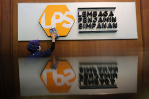 <p>Karyawan membersihkan logo Lembaga Penjamin Simpanan (LPS) di Jakarta, Jum’at, 10 Juli 2020.  Lembaga Penjamin Simpanan (LPS) diberikan kewenangan tambahan berupa penyelamatan bank sakit dan penempatan dana pada bank yang kesulitan likuiditas selama pandemi Covid-19. Penempatan dana oleh LPS tersebut bertujuan untuk mengelola dan/atau meningkatkan likuiditas LPS, serta mengantisipasi dan/atau melakukan penanganan stabilitas permasalahan sistem keuangan yang dapat menyebabkan kegagalan bank. Kewenangan tersebut diatur dalam Peraturan Pemerintah No.33/2020 yang mengatur mengenai Pelaksanaan Kewenangan LPS. Foto: Ismail Pohan/TrenAsia</p>
