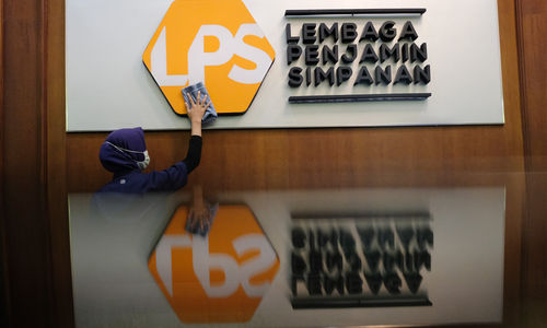 <p>Karyawan membersihkan logo Lembaga Penjamin Simpanan (LPS) di Jakarta, Jum&#8217;at, 10 Juli 2020.  Lembaga Penjamin Simpanan (LPS) diberikan kewenangan tambahan berupa penyelamatan bank sakit dan penempatan dana pada bank yang kesulitan likuiditas selama pandemi Covid-19. Penempatan dana oleh LPS tersebut bertujuan untuk mengelola dan/atau meningkatkan likuiditas LPS, serta mengantisipasi dan/atau melakukan penanganan stabilitas permasalahan sistem keuangan yang dapat menyebabkan kegagalan bank. Kewenangan tersebut diatur dalam Peraturan Pemerintah No.33/2020 yang mengatur mengenai Pelaksanaan Kewenangan LPS. Foto: Ismail Pohan/TrenAsia</p>
