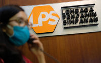 <p>Karyawan beraktivitas didekat logo Lembaga Penjamin Simpanan (LPS) di Jakarta, Jum&#8217;at, 10 Juli 2020.  Lembaga Penjamin Simpanan (LPS) diberikan kewenangan tambahan berupa penyelamatan bank sakit dan penempatan dana pada bank yang kesulitan likuiditas selama pandemi Covid-19. Penempatan dana oleh LPS tersebut bertujuan untuk mengelola dan/atau meningkatkan likuiditas LPS, serta mengantisipasi dan/atau melakukan penanganan stabilitas permasalahan sistem keuangan yang dapat menyebabkan kegagalan bank. Kewenangan tersebut diatur dalam Peraturan Pemerintah No.33/2020 yang mengatur mengenai Pelaksanaan Kewenangan LPS. Foto: Ismail Pohan/TrenAsia</p>
