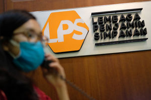 <p>Karyawan beraktivitas didekat logo Lembaga Penjamin Simpanan (LPS) di Jakarta, Jum’at, 10 Juli 2020. Lembaga Penjamin Simpanan (LPS) diberikan kewenangan tambahan berupa penyelamatan bank sakit dan penempatan dana pada bank yang kesulitan likuiditas selama pandemi Covid-19. Penempatan dana oleh LPS tersebut bertujuan untuk mengelola dan/atau meningkatkan likuiditas LPS, serta mengantisipasi dan/atau melakukan penanganan stabilitas permasalahan sistem keuangan yang dapat menyebabkan kegagalan bank. Kewenangan tersebut diatur dalam Peraturan Pemerintah No.33/2020 yang mengatur mengenai Pelaksanaan Kewenangan LPS. Foto: Ismail Pohan/TrenAsia</p>