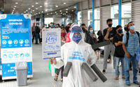 <p>Maskot &#8216;Manusia Covid&#8217; dari anggota komunitas pecinta Transjakarta mengenakan hazmat dengan membawa poster berisi informasi jumlah kasus positif di Jakarta saat melakukan sosialisasi protokol kesehatan di Halte Transjakarta Harmoni, Jakarta, Rabu, 15 Juli 2020. Sosialisasi tersebut untuk mengingatkan penumpang Transjakarta agar selalu menaati protokol kesehatan saat menggunakan transportasi publik untuk memutus rantai penyebaran COVID-19. Foto: Ismail Pohan/TrenAsia</p>
