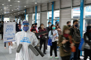 <p>Maskot ‘Manusia Covid’ dari anggota komunitas pecinta Transjakarta mengenakan hazmat dengan membawa poster berisi informasi jumlah kasus positif di Jakarta saat melakukan sosialisasi protokol kesehatan di Halte Transjakarta Harmoni, Jakarta, Rabu, 15 Juli 2020. Sosialisasi tersebut untuk mengingatkan penumpang Transjakarta agar selalu menaati protokol kesehatan saat menggunakan transportasi publik untuk memutus rantai penyebaran COVID-19. Foto: Ismail Pohan/TrenAsia</p>
