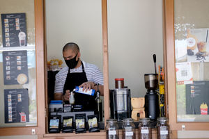 <p>Ahmad Hilmy Almusawa (22) penyandang tuna netra menyiapkan pesanan kopi untuk pelanggan di gerainya “Mata Hati Koffie”, kawasan Pondok Cabe, Tangerang Selatan, Kamis, 23 Juli 2020. Meski dalam situasi pandemi, Hilmy yang sudah mengalami kebutaan sejak umur 12 tahun ini tetap semangat meracik kopi dengan hati di gerai miliknya sendiri tersebut. Omset yang menurun tidak serta merta menurunkan semangatnya untuk tetap menjalankan bisnisnya dengan sepenuh hati melayani setiap penikmat kopi yang datang tak terkecuali pelanggan setianya. Foto: Ismail Pohan/TrenAsia</p>
