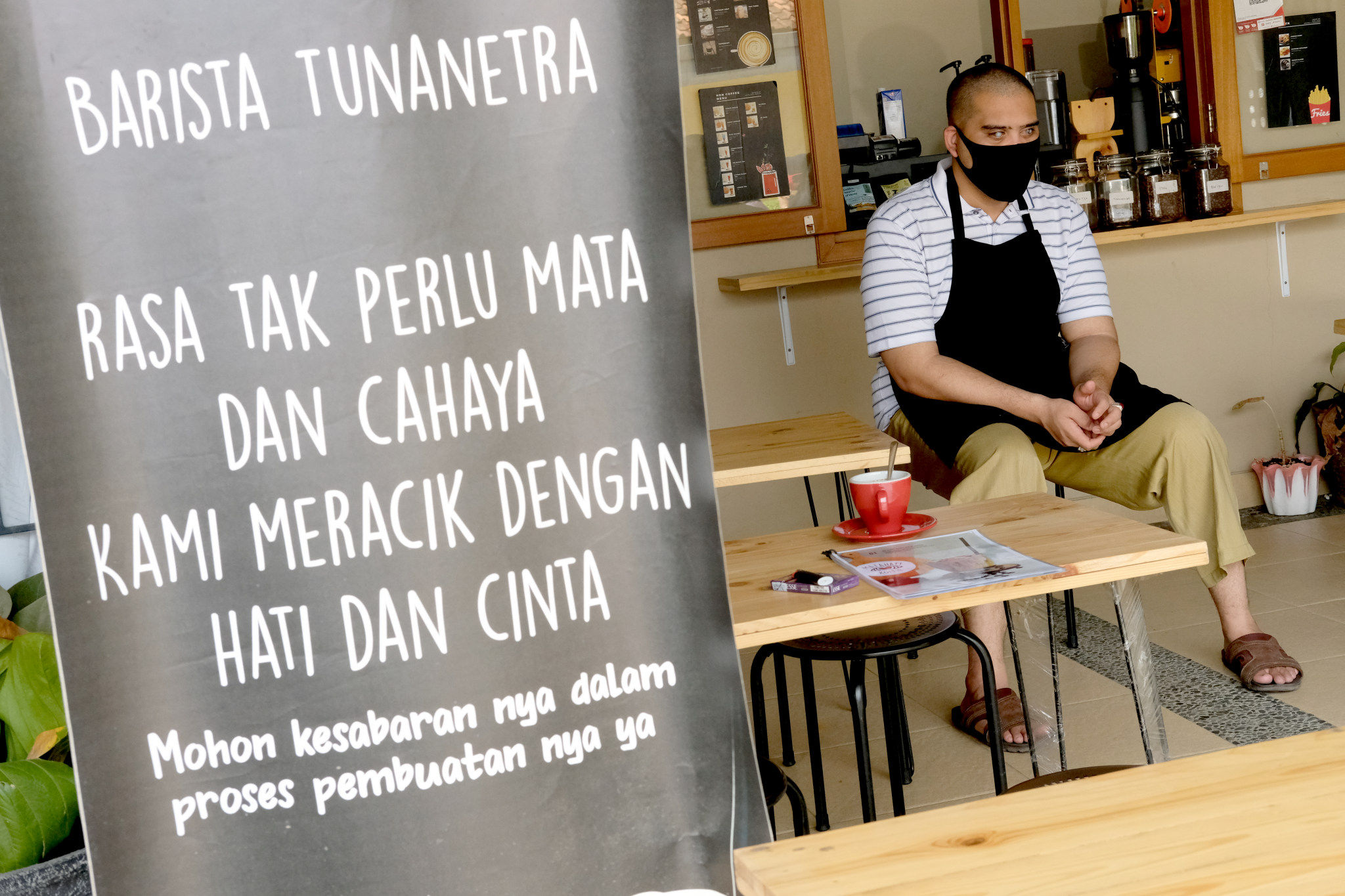 <p>Ahmad Hilmy Almusawa (22) menunggu pelanggan di gerainya &#8220;Mata Hati Koffie&#8221;, kawasan Pondok Cabe, Tangerang Selatan, Kamis, 23 Juli 2020. Foto: Ismail Pohan/TrenAsia</p>
