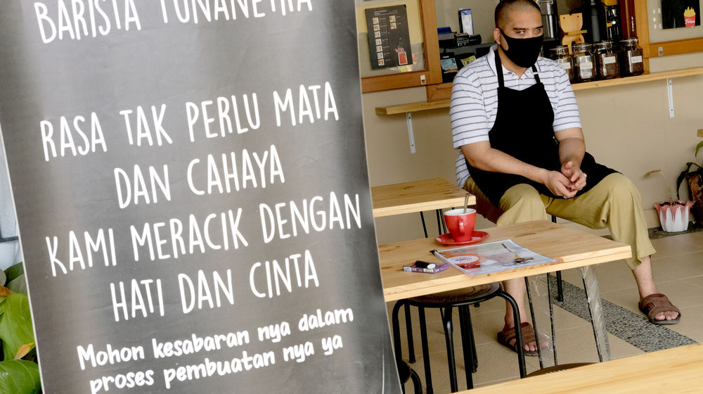 <p>Ahmad Hilmy Almusawa (22) menunggu pelanggan di gerainya “Mata Hati Koffie”, kawasan Pondok Cabe, Tangerang Selatan, Kamis, 23 Juli 2020. Foto: Ismail Pohan/TrenAsia</p>
