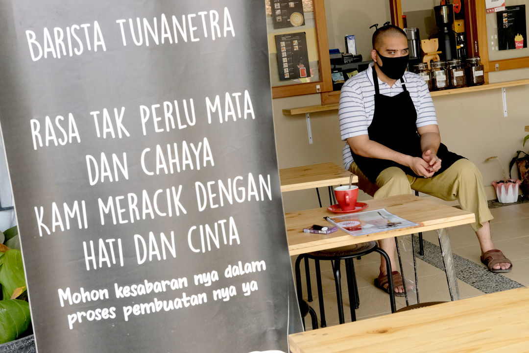 <p>Ahmad Hilmy Almusawa (22) menunggu pelanggan di gerainya &#8220;Mata Hati Koffie&#8221;, kawasan Pondok Cabe, Tangerang Selatan, Kamis, 23 Juli 2020. Foto: Ismail Pohan/TrenAsia</p>
