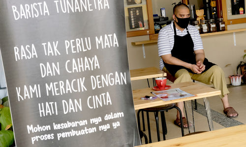 <p>Ahmad Hilmy Almusawa (22) menunggu pelanggan di gerainya &#8220;Mata Hati Koffie&#8221;, kawasan Pondok Cabe, Tangerang Selatan, Kamis, 23 Juli 2020. Foto: Ismail Pohan/TrenAsia</p>
