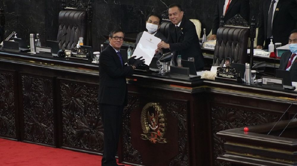 <p>Menteri Hukum dan Hak Asasi Manusia (Menkumham) Yasonna H. Laoly saat memberikan draft Undang-undang kepada Wakil Ketua DPR Sufmi Dasco Ahmad. / Kemenkumham.co.id</p>
