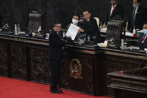 <p>Menteri Hukum dan Hak Asasi Manusia (Menkumham) Yasonna H. Laoly saat memberikan draft Undang-undang kepada Wakil Ketua DPR Sufmi Dasco Ahmad. / Kemenkumham.co.id</p>
