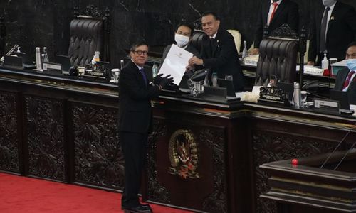<p>Menteri Hukum dan Hak Asasi Manusia (Menkumham) Yasonna H. Laoly saat memberikan draft Undang-undang kepada Wakil Ketua DPR Sufmi Dasco Ahmad. / Kemenkumham.co.id</p>
