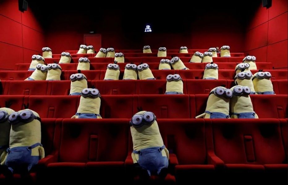 <p>Boneka Minions ditempatkan di kursi bioskop untuk menyambut penonton agar tetap menjaga jarak. / Foto: Luxurylaunches.com</p>
