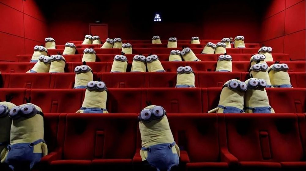<p>Boneka Minions ditempatkan di kursi bioskop untuk menyambut penonton agar tetap menjaga jarak. / Foto: Luxurylaunches.com</p>
