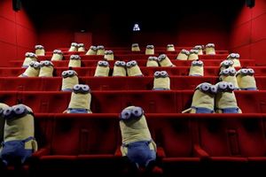 <p>Boneka Minions ditempatkan di kursi bioskop untuk menyambut penonton agar tetap menjaga jarak. / Foto: Luxurylaunches.com</p>

