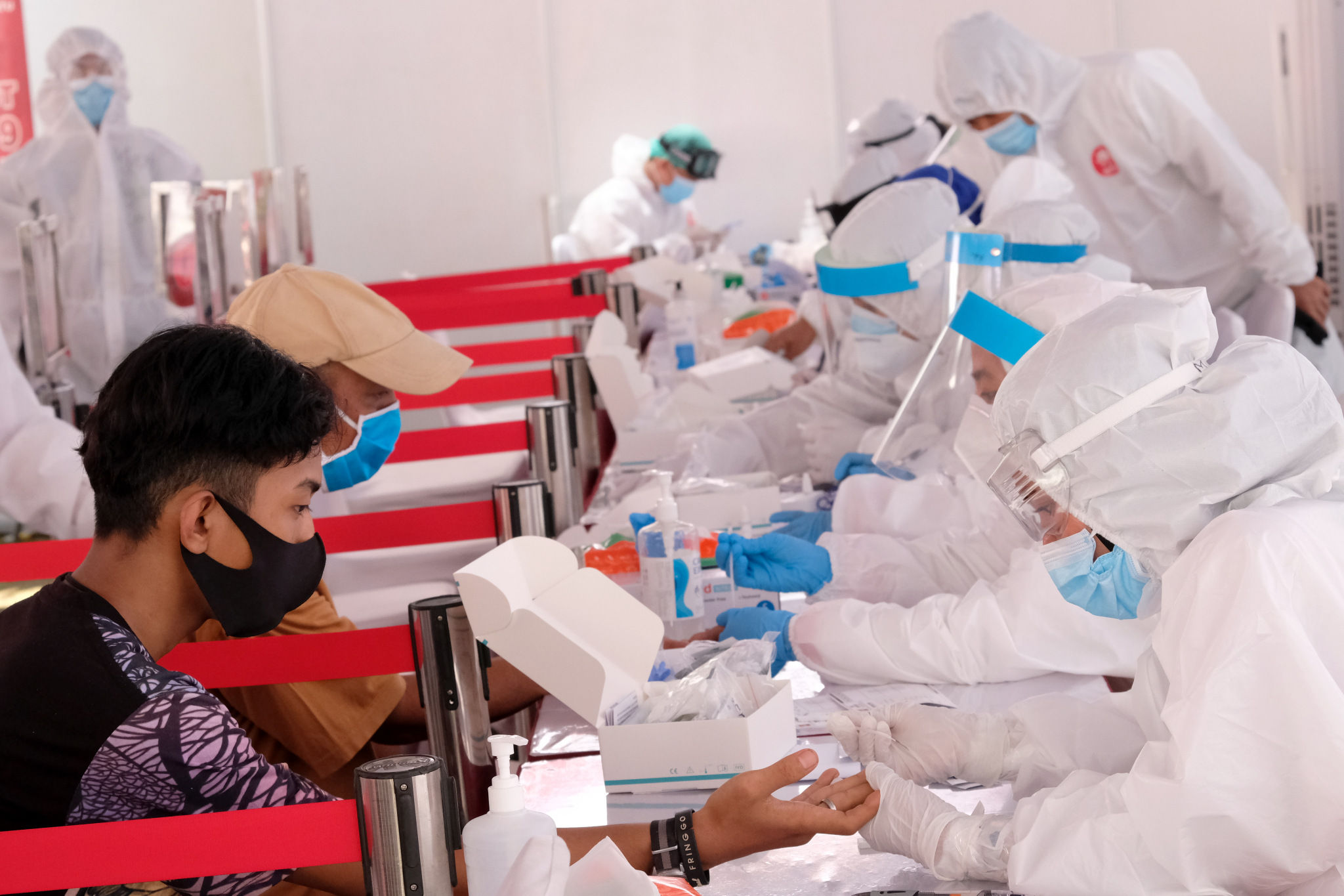<p>Petugas mengambil sampel darah warga yang mengikuti Mobile Rapid Test yang diadakan Relawan Indonesia Bersatu Lawan COVID-19 di Jakarta, Selasa, 21 Juli 2020. Foto: Ismail Pohan/TrenAsia</p>
