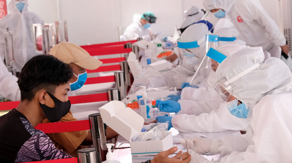 <p>Petugas mengambil sampel darah warga yang mengikuti Mobile Rapid Test yang diadakan Relawan Indonesia Bersatu Lawan COVID-19 di Jakarta, Selasa, 21 Juli 2020. Foto: Ismail Pohan/TrenAsia</p>
