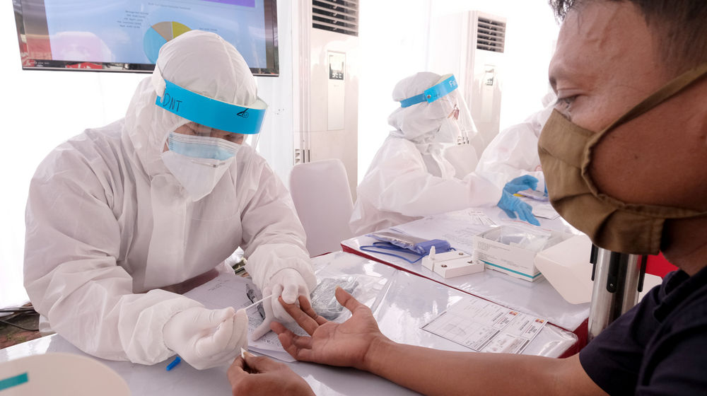 <p>Petugas mengambil sampel darah warga yang mengikuti Mobile Rapid Test (tes bergerak) yang diadakan Relawan Indonesia Bersatu Lawan Covid-19 di Jakarta, Selasa, 21 Juli 2020.  Tes cepat secara massal ini diadakan untuk mendeteksi paparan virus corona di masyarakat, terutama di wilayah-wilayah yang menjadi zona merah COVID-19. Foto: Ismail Pohan/TrenAsia</p>
