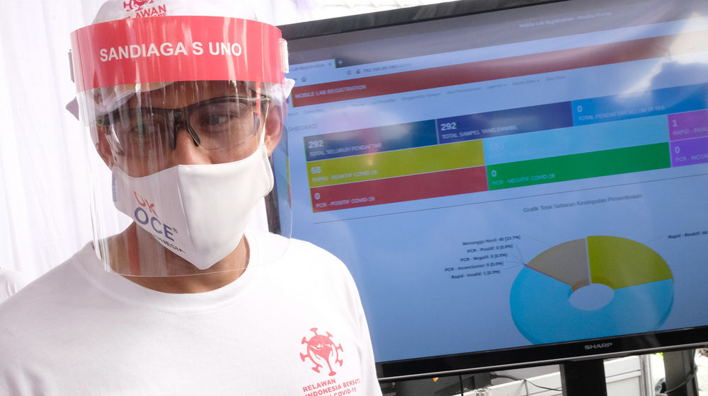 <p>Ketua Relawan Indonesia Bersatu Lawan Covid-19 Sandiaga Uno meninjau langsung kegiatan Mobile Rapid Test (tes bergerak) di Jakarta, Selasa, 21 Juli 2020.  Tes cepat secara massal ini diadakan untuk mendeteksi paparan virus corona di masyarakat, terutama di wilayah-wilayah yang menjadi zona merah COVID-19. Foto: Ismail Pohan/TrenAsia</p>
