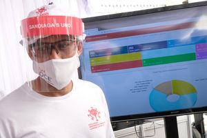 <p>Ketua Relawan Indonesia Bersatu Lawan Covid-19 Sandiaga Uno meninjau langsung kegiatan Mobile Rapid Test (tes bergerak) di Jakarta, Selasa, 21 Juli 2020.  Tes cepat secara massal ini diadakan untuk mendeteksi paparan virus corona di masyarakat, terutama di wilayah-wilayah yang menjadi zona merah COVID-19. Foto: Ismail Pohan/TrenAsia</p>
