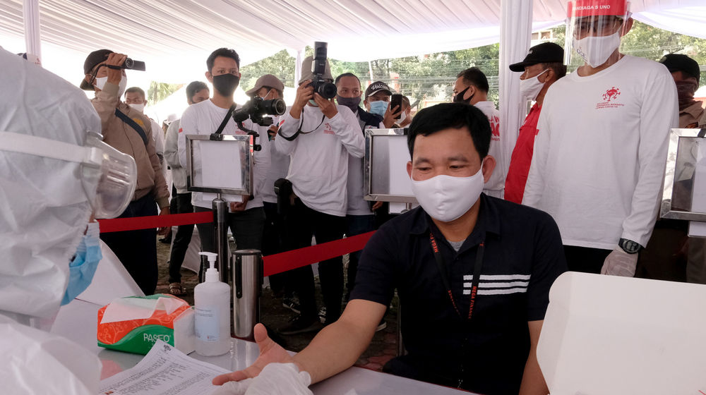 <p>Ketua Relawan Indonesia Bersatu Lawan Covid-19 Sandiaga Uno (kanan) meninjau langsung kegiatan Mobile Rapid Test (tes bergerak) di Jakarta, Selasa, 21 Juli 2020.  Tes cepat secara massal ini diadakan untuk mendeteksi paparan virus corona di masyarakat, terutama di wilayah-wilayah yang menjadi zona merah COVID-19. Foto: Ismail Pohan/TrenAsia</p>

