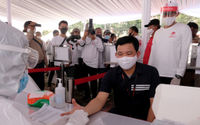 <p>Ketua Relawan Indonesia Bersatu Lawan Covid-19 Sandiaga Uno (kanan) meninjau langsung kegiatan Mobile Rapid Test (tes bergerak) di Jakarta, Selasa, 21 Juli 2020.  Tes cepat secara massal ini diadakan untuk mendeteksi paparan virus corona di masyarakat, terutama di wilayah-wilayah yang menjadi zona merah COVID-19. Foto: Ismail Pohan/TrenAsia</p>
