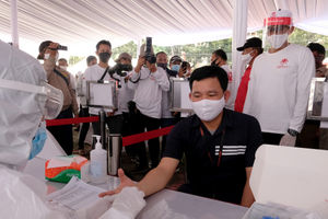 <p>Ketua Relawan Indonesia Bersatu Lawan Covid-19 Sandiaga Uno (kanan) meninjau langsung kegiatan Mobile Rapid Test (tes bergerak) di Jakarta, Selasa, 21 Juli 2020.  Tes cepat secara massal ini diadakan untuk mendeteksi paparan virus corona di masyarakat, terutama di wilayah-wilayah yang menjadi zona merah COVID-19. Foto: Ismail Pohan/TrenAsia</p>
