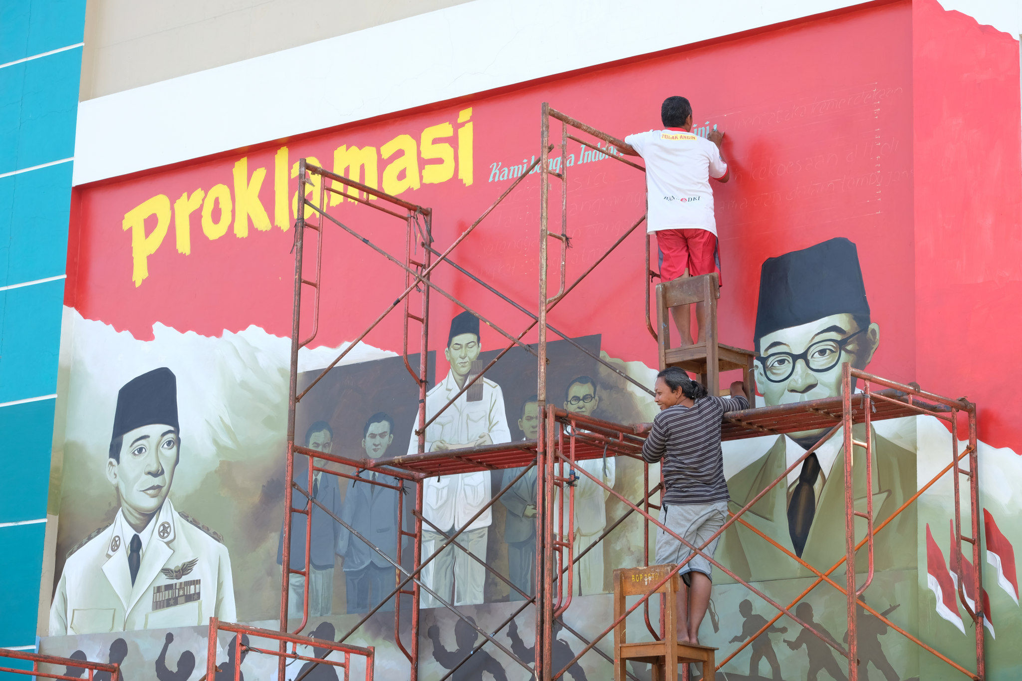 <p>Seniman mengerjakan pembuatan mural bertemakan Proklamasi di Sekolah Dasar Negeri (SDN) Pondok Aren 02, Tangerang Selatan, Banten, Rabu, 22 Juli 2020. Mural tersebut dibuat dalam rangka menyambut  HUT  ke-75 RI tahun ini yang mengusung tema &#8220;Indonesia Maju&#8221;. Namun karena masih berada dalam situasi pandemi COVID-19, pemerintah menyerukan agar peringatan digelar secara sederhana dengan tetap menerapkan protokol kesehatan kenormalan baru. Foto: Ismail Pohan/TrenAsia</p>
