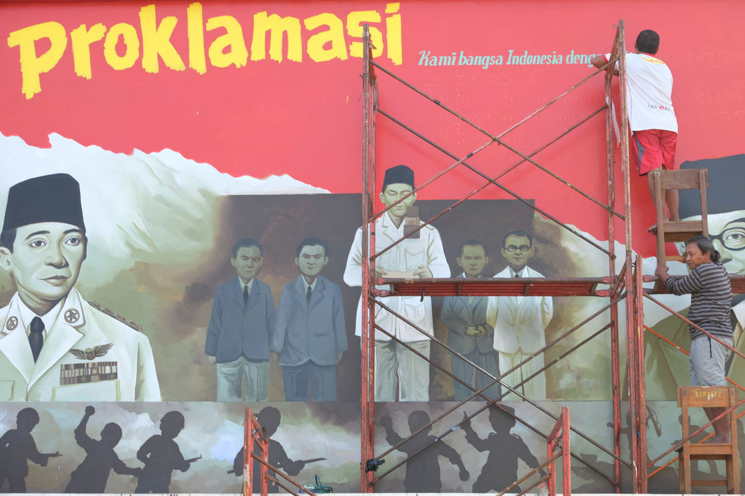 <p>Seniman mengerjakan pembuatan mural bertemakan Proklamasi di Sekolah Dasar Negeri (SDN) Pondok Aren 02, Tangerang Selatan, Banten, Rabu, 22 Juli 2020. Mural tersebut dibuat dalam rangka menyambut  HUT  ke-75 RI tahun ini yang mengusung tema &#8220;Indonesia Maju&#8221;. Namun karena masih berada dalam situasi pandemi COVID-19, pemerintah menyerukan agar peringatan digelar secara sederhana dengan tetap menerapkan protokol kesehatan kenormalan baru. Foto: Ismail Pohan/TrenAsia</p>
