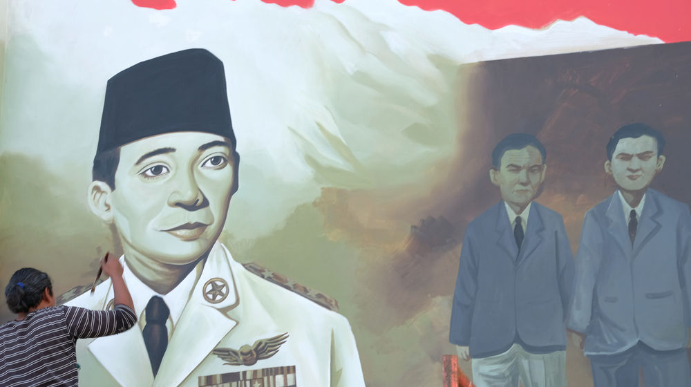 <p>Seniman mengerjakan pembuatan mural bertemakan Proklamasi di Sekolah Dasar Negeri (SDN) Pondok Aren 02, Tangerang Selatan, Banten, Rabu, 22 Juli 2020. Mural tersebut dibuat dalam rangka menyambut  HUT  ke-75 RI tahun ini yang mengusung tema “Indonesia Maju”. Namun karena masih berada dalam situasi pandemi COVID-19, pemerintah menyerukan agar peringatan digelar secara sederhana dengan tetap menerapkan protokol kesehatan kenormalan baru. Foto: Ismail Pohan/TrenAsia</p>
