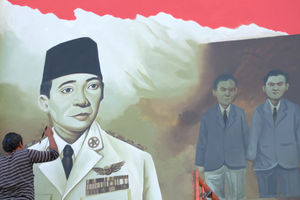 <p>Seniman mengerjakan pembuatan mural bertemakan Proklamasi di Sekolah Dasar Negeri (SDN) Pondok Aren 02, Tangerang Selatan, Banten, Rabu, 22 Juli 2020. Mural tersebut dibuat dalam rangka menyambut  HUT  ke-75 RI tahun ini yang mengusung tema “Indonesia Maju”. Namun karena masih berada dalam situasi pandemi COVID-19, pemerintah menyerukan agar peringatan digelar secara sederhana dengan tetap menerapkan protokol kesehatan kenormalan baru. Foto: Ismail Pohan/TrenAsia</p>
