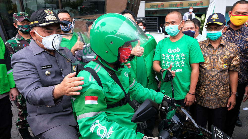 <p>Wali Kota Bekasi, Rahmat Effendi saat melaunching pengoperasian kembali ojek online (ojol) dalam mengangkut penumpang di Bekasi, Jawa Barat, Kamis, 9 Juli 2020. Grab Indonesia sebagai salah satu Platform penyedia layanan transportasi online menghadirkan GrabProtect dilengkapi dengan fitur keamanan, peralatan kebersihan, serta aturan keamanan terbaru yang menjadi standar terbaik dalam industri ride-hailing  untuk menghadapi Adaptasi Kebiasaan Baru (AKB) di Kota Bekasi. Foto: Ismail Pohan/TrenAsia</p>
