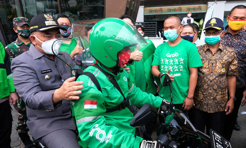 <p>Wali Kota Bekasi, Rahmat Effendi saat melaunching pengoperasian kembali ojek online (ojol) dalam mengangkut penumpang di Bekasi, Jawa Barat, Kamis, 9 Juli 2020. Grab Indonesia sebagai salah satu Platform penyedia layanan transportasi online menghadirkan GrabProtect dilengkapi dengan fitur keamanan, peralatan kebersihan, serta aturan keamanan terbaru yang menjadi standar terbaik dalam industri ride-hailing  untuk menghadapi Adaptasi Kebiasaan Baru (AKB) di Kota Bekasi. Foto: Ismail Pohan/TrenAsia</p>
