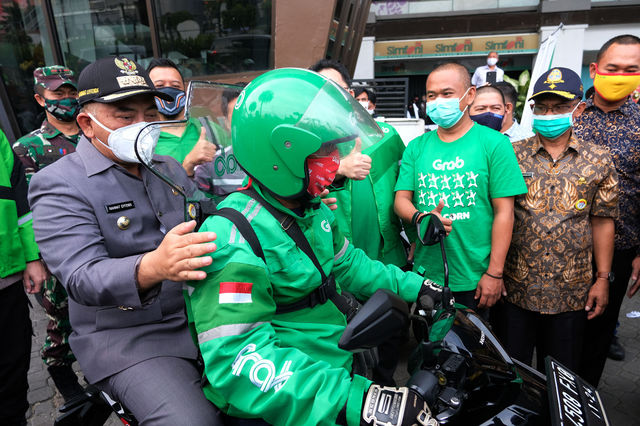 <p>Wali Kota Bekasi, Rahmat Effendi saat melaunching pengoperasian kembali ojek online (ojol) dalam mengangkut penumpang di Bekasi, Jawa Barat, Kamis, 9 Juli 2020. Grab Indonesia sebagai salah satu Platform penyedia layanan transportasi online menghadirkan GrabProtect dilengkapi dengan fitur keamanan, peralatan kebersihan, serta aturan keamanan terbaru yang menjadi standar terbaik dalam industri ride-hailing  untuk menghadapi Adaptasi Kebiasaan Baru (AKB) di Kota Bekasi. Foto: Ismail Pohan/TrenAsia</p>
