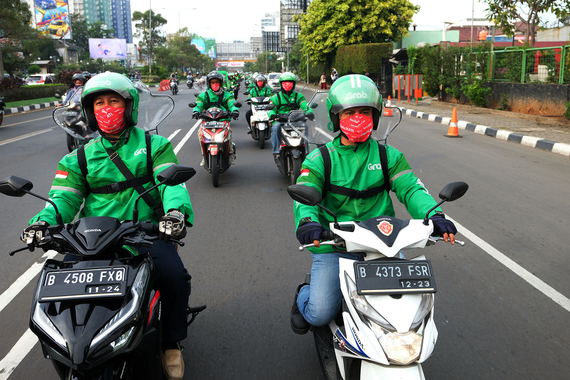 <p>Sejumlah mitra driver Grab Bike melakukan konvoi usai peresmian pengoperasian kembali ojek online (ojol) dalam mengangkut penumpang di Bekasi, Jawa Barat, Kamis, 9 Juli 2020. Grab Indonesia sebagai salah satu Platform penyedia layanan transportasi online menghadirkan GrabProtect dilengkapi dengan fitur keamanan, peralatan kebersihan, serta aturan keamanan terbaru yang menjadi standar terbaik dalam industri ride-hailing  untuk menghadapi Adaptasi Kebiasaan Baru (AKB) di Kota Bekasi. Foto: Ismail Pohan/TrenAsia</p>
