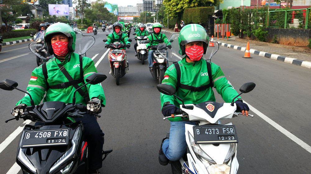 <p>Sejumlah mitra driver Grab Bike melakukan konvoi usai peresmian pengoperasian kembali ojek online (ojol) dalam mengangkut penumpang di Bekasi, Jawa Barat, Kamis, 9 Juli 2020. Grab Indonesia sebagai salah satu Platform penyedia layanan transportasi online menghadirkan GrabProtect dilengkapi dengan fitur keamanan, peralatan kebersihan, serta aturan keamanan terbaru yang menjadi standar terbaik dalam industri ride-hailing  untuk menghadapi Adaptasi Kebiasaan Baru (AKB) di Kota Bekasi. Foto: Ismail Pohan/TrenAsia</p>

