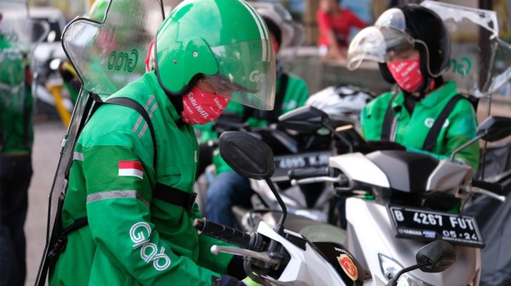 <p>Mitra Driver Grab Bike mengenakan sekat pembatas penumpang saat peresmian pengoperasian kembali ojek online (ojol) dalam mengangkut penumpang di Bekasi, Jawa Barat, Kamis, 9 Juli 2020. Grab Indonesia sebagai salah satu Platform penyedia layanan transportasi online menghadirkan GrabProtect dilengkapi dengan fitur keamanan, peralatan kebersihan, serta aturan keamanan terbaru yang menjadi standar terbaik dalam industri ride-hailing  untuk menghadapi Adaptasi Kebiasaan Baru (AKB) di Kota Bekasi. Foto: Ismail Pohan/TrenAsia</p>
