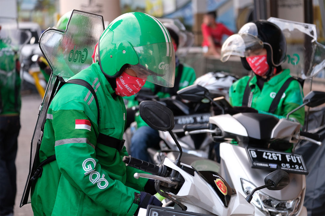 <p>Mitra Driver Grab Bike mengenakan sekat pembatas penumpang saat peresmian pengoperasian kembali ojek online (ojol) dalam mengangkut penumpang di Bekasi, Jawa Barat, Kamis, 9 Juli 2020. Grab Indonesia sebagai salah satu Platform penyedia layanan transportasi online menghadirkan GrabProtect dilengkapi dengan fitur keamanan, peralatan kebersihan, serta aturan keamanan terbaru yang menjadi standar terbaik dalam industri ride-hailing  untuk menghadapi Adaptasi Kebiasaan Baru (AKB) di Kota Bekasi. Foto: Ismail Pohan/TrenAsia</p>
