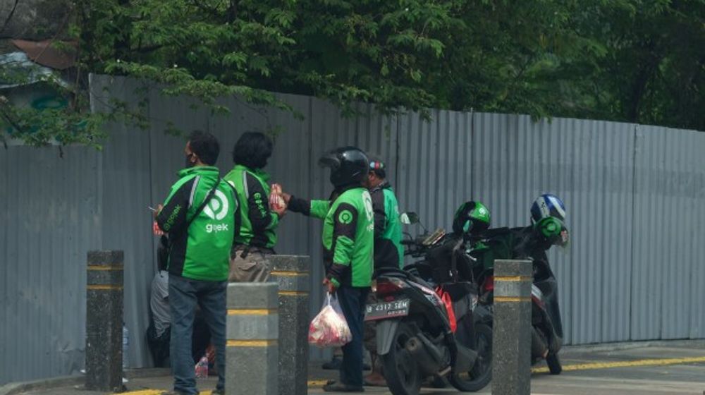 <p>Sejumlah Driver Ojek Online menunggu orderan di Jakarta, Jumat (10/4/2020). Peraturan Gubernur DKI Jakarta dalam pelaksanaan PSBB mengatur angkutan roda dua seperti ojek online maupun ojek konvensional dilarang membawa penumpang. Foto: Ismail Pohan/TrenAsia</p>
