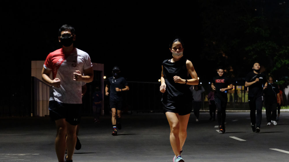 <p>Warga berolahraga di area lingkar luar Stadion Utama Gelora Bung Karno (SUGBK), Jakarta, Kamis, 16 Juli 2020 dengan tetap menggunakan masker. Foto: Ismail Pohan/TrenAsia</p>
