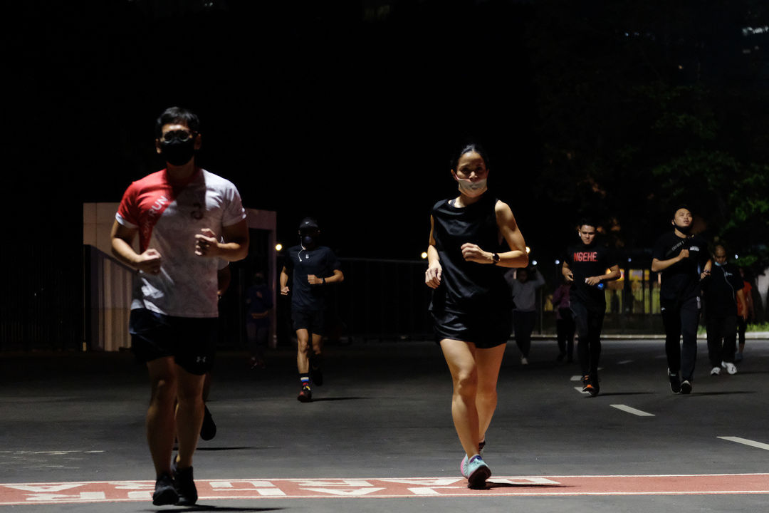 <p>Warga berolahraga di area lingkar luar Stadion Utama Gelora Bung Karno (SUGBK), Jakarta, Kamis, 16 Juli 2020 dengan tetap menggunakan masker. Foto: Ismail Pohan/TrenAsia</p>
