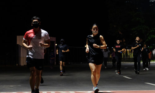 <p>Warga berolahraga di area lingkar luar Stadion Utama Gelora Bung Karno (SUGBK), Jakarta, Kamis, 16 Juli 2020 dengan tetap menggunakan masker. Foto: Ismail Pohan/TrenAsia</p>
