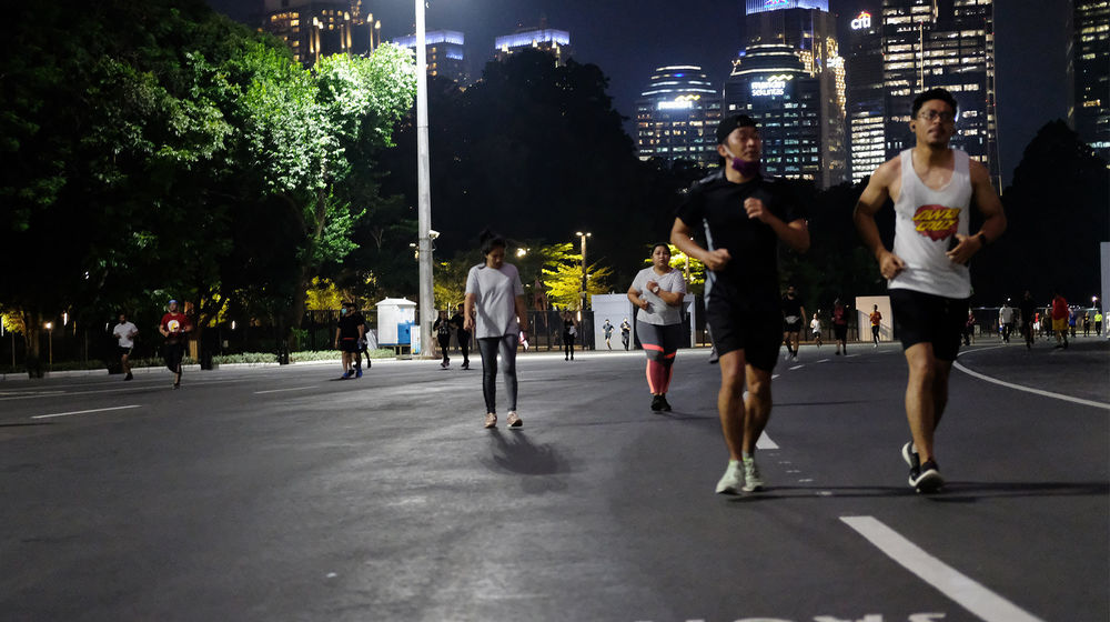 <p>Warga berolahraga di area lingkar luar Stadion Utama Gelora Bung Karno (SUGBK), Jakarta, Kamis, 16 Juli 2020. Di era new normal olahraga lari harus dilakukan dengan protokol kesehatan agar terhindar dari paparan Covid-19. Pelatih lari yang juga atlet marathon Indonesia Hendri Pardede, merekomendasikan hal- hal berikut agar mendapat manfaat dari olahraga lari diantaranya, pemilihan waktu dan tempat yang sebaiknya menghindari tempat yang ramai dari lalu lintas orang, penggunaan masker jika berpapasan dengan pelari lain dan bisa melepasnya kembali di bawah dagu jika tidak ada orang lain di sekitar, hindari juga berlari dengan menyentuh benda-benda di tempat umum, dan pastikan jarak dengan pelari lain sekitar 3-4 meter untuk mencegah virus penyebab COVID-19 menular dari satu orang ke orang lainnya. Foto: Ismail Pohan/TrenAsia</p>
