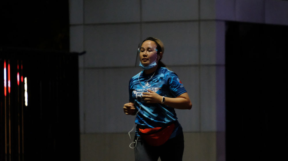 <p>Warga berolahraga di area lingkar luar Stadion Utama Gelora Bung Karno (SUGBK), Jakarta, Kamis, 16 Juli 2020. Di era new normal olahraga lari harus dilakukan dengan protokol kesehatan agar terhindar dari paparan Covid-19. Pelatih lari yang juga atlet marathon Indonesia Hendri Pardede, merekomendasikan hal- hal berikut agar mendapat manfaat dari olahraga lari diantaranya, pemilihan waktu dan tempat yang sebaiknya menghindari tempat yang ramai dari lalu lintas orang, penggunaan masker jika berpapasan dengan pelari lain dan bisa melepasnya kembali di bawah dagu jika tidak ada orang lain di sekitar, hindari juga berlari dengan menyentuh benda-benda di tempat umum, dan pastikan jarak dengan pelari lain sekitar 3-4 meter untuk mencegah virus penyebab COVID-19 menular dari satu orang ke orang lainnya. Foto: Ismail Pohan/TrenAsia</p>
