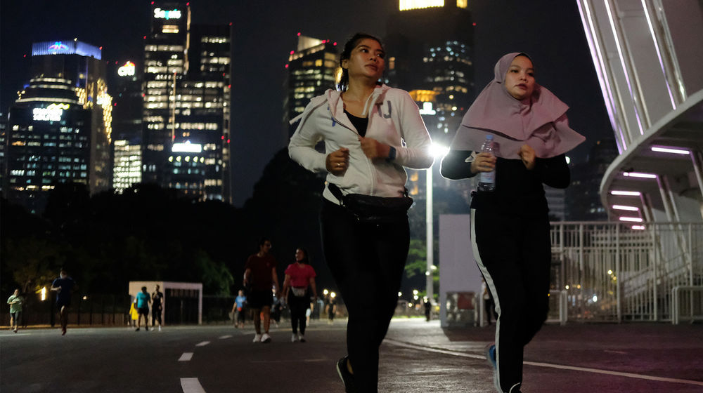 <p>Warga berolahraga di area lingkar luar Stadion Utama Gelora Bung Karno (SUGBK), Jakarta, Kamis, 16 Juli 2020. Di era new normal olahraga lari harus dilakukan dengan protokol kesehatan agar terhindar dari paparan Covid-19. Pelatih lari yang juga atlet marathon Indonesia Hendri Pardede, merekomendasikan hal- hal berikut agar mendapat manfaat dari olahraga lari diantaranya, pemilihan waktu dan tempat yang sebaiknya menghindari tempat yang ramai dari lalu lintas orang, penggunaan masker jika berpapasan dengan pelari lain dan bisa melepasnya kembali di bawah dagu jika tidak ada orang lain di sekitar, hindari juga berlari dengan menyentuh benda-benda di tempat umum, dan pastikan jarak dengan pelari lain sekitar 3-4 meter untuk mencegah virus penyebab COVID-19 menular dari satu orang ke orang lainnya. Foto: Ismail Pohan/TrenAsia</p>